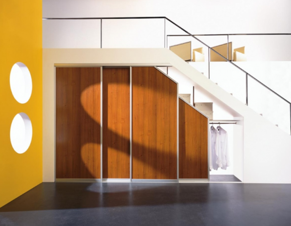 Lemari bawah tangga dengan pintu geser